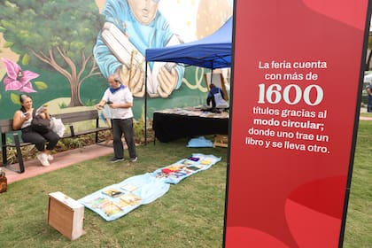 En la flamante plaza Villa Santa Risa funciona una feria de libros, iniciativa de los vecinos