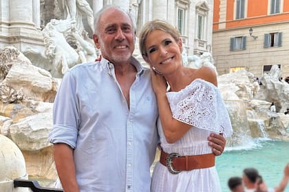 En la Fontana di Trevi, con Gustavo y luciendo un vestido de Valentino
