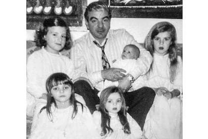En la foto con su padre y sus hermanas. Este año fueron juntas a Rosario en un viaje inspirador