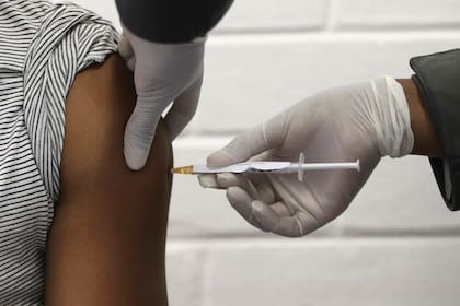 En la foto de archivo del 24 de junio de 2020, un voluntario recibe una inyección en el hospital Chris Hani Baragwanath en Soweto, Johannesburgo, como parte de la primera participación de África en un ensayo de vacuna COVID-19 desarrollado en la Universidad de Oxford con AstraZeneca