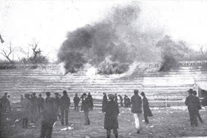 En la foto de archivo se ve el fuego subiendo las escaleras del estadio