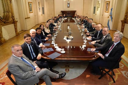 En la foto de Milei con gobernadores, Zamora estuvo en una de las puntas, sentado frente a Santiago Caputo