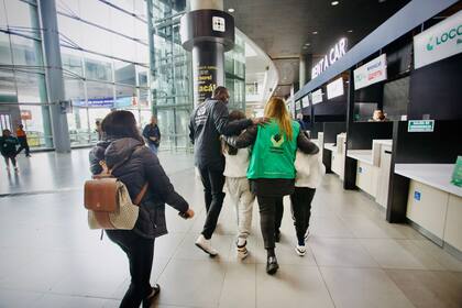 En la foto: dos de los 26 menores de edad que fueron deportados por Estados Unidos. Crédito: Instituto Colombiano de Bienestar Familiar.