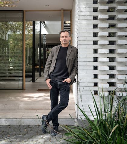 En la foto, el arquitecto Álvaro Ramírez, socio de OFArquitectos; en esta obra trabajó junto a su mujer, Clarisa Elton.