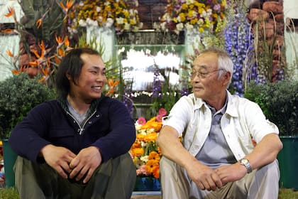 En la foto el ingeniero paisajista en la Fiesta de la Flor de Escobar junto a un estudiante japonés venido desde Tokio