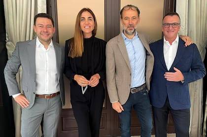 En la foto, Fernando Matzkin, Chief Business Officer para Europa de Globant; Patricia Pomies, Chief Operating Officer de Globant; Frédéric Lasnier, Co-fundador y CEO de Pentalog; junto a Martín Migoya.