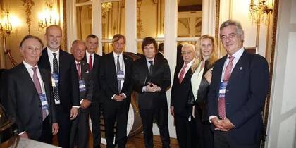 En la foto: Javier Milei con empresarios del Grupo de los Seis, entre ellos el presidente de la Rural, Nicolás Pino