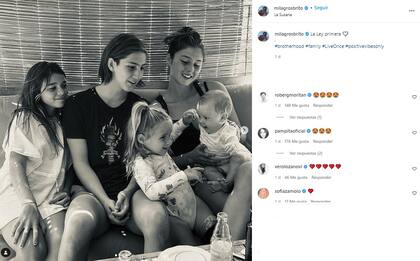 En la foto observar a Delfina y Santino, los hijos de la empresaria hijos con Roberto García Moritán junto a Ana, la hija del gastronómico con Pampita, acompañados de Asia y Francesca, las menores de Milagros (Crédito: Instagram/@milagrosbrito)