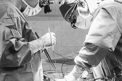 En la foto, Sebastián y su compañero de equipo en cirugía: “La compensación en lo económico en los últimos años acá ha disminuido, lo que hace que muchos médicos migren a otras profesiones o hagan paralelamente cosas no relacionadas con la medicina. Se estima que para el año 2030 va a haber una necesidad de cirujanos de más de 25 mil y esto se extrapola a varias especialidades..."