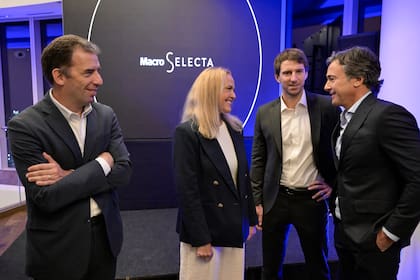 En la fotografía, Dicky Muñoz, CEO de Macro Fondos; Pilar Gómez Bravo, CIO de renta fija de MFS; Mateo Brito, Presidente de Macro Fondos; y Juan Parma, CEO de Banco Macro.