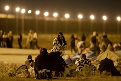 En la frontera, las autoridades migratorias procesaban primero a las familias y después a los hombres que viajaban solos (AP Foto/Andres Leighton)