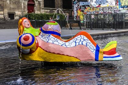 En la fuente Igor Stravinsky nadan 16 esculturas de colores con chorros de agua
