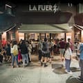 Cuáles son los bodegones y restaurantes de un polo gastronómico que salen a la calle con promociones