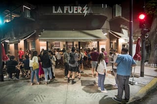 Cuáles son los bodegones y restaurantes de un polo gastronómico que salen a la calle con promociones