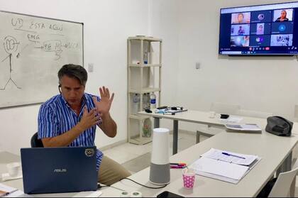 En la Fundación, Diego brinda clases virtuales y presenciales con alto nivel científico, donde cuenta con asistentes de diferentes partes del mundo.