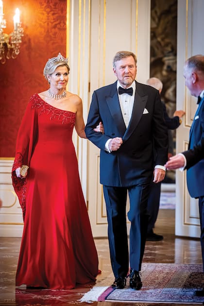 En la gala de bienvenida impactó con un traje vintage con escote irregular,
manga murciélago y bordados de Jan Taminiau, clutch de Carolina Herrera y stilettos Gianvito
Rossi. Llevó la tiara Mellerio con rubíes y pendientes y collar del mismo set.
