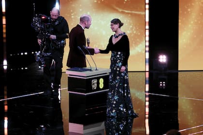 En la gala, William le entregó un premio especial a Donna Langley, una de las ejecutivas más influyentes de
la industria