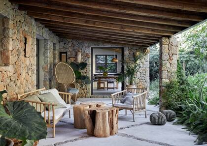 En la galería a la que dan uno de los tres dormitorios y el comedor diario (al fondo), el piso se hizo con el mismo mortero de cal que los del interior, pero acá con un dibujo trazado con piedras del lugar cortadas a mano.