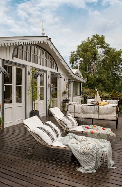 En la galería, apliques ‘Flor’, juego de living y reposeras de hierro (todo de 7-27 Home Collection).