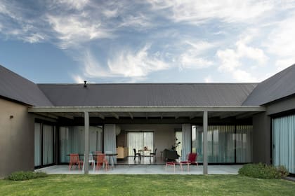 En la galería, mesa hecha a medida y sillas de alambre de acero ‘Tio Easy Chair’, de la marca sueca Massproductions (Monoccino).