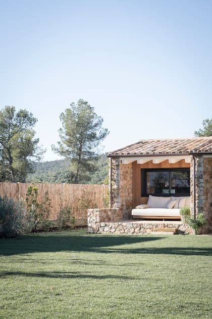 En la galería, se crearon áreas para comer al aire libre, leer o descansar, siempre aprovechando el sol y protegiéndose del viento frío, fuerte y seco que sopla desde el norte en la zona del Empordà y gran parte del noreste de Cataluña.