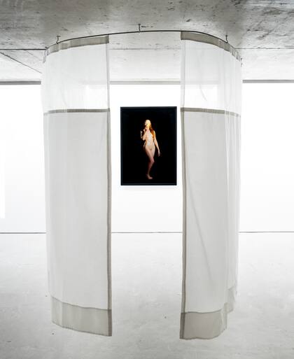 En la galería se exhiben fotografías, videos y objetos hospitalarios intervenidos