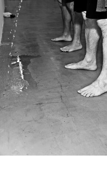 En la galería, sin público, Herrera y Pablo Policastro realizaron una acción que incluyó acciones primarias como orinar