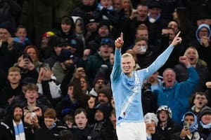 Haaland superó una marca de Cristiano Ronaldo en la Premier, es el doble de eficaz y festeja como robot