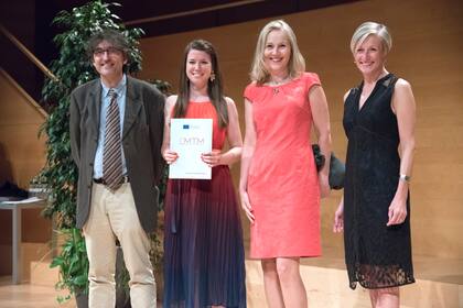 En la graduación, junto a los directores de la Maestría.