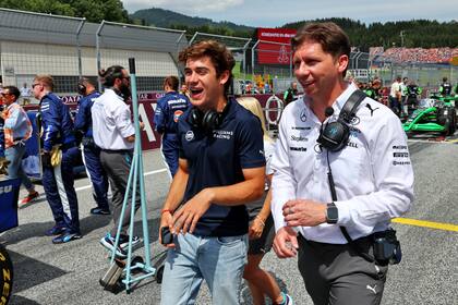 En la grilla del circuito de Spielberg y después del segundo puesto en la Feature Racing de Fórmula 2, Franco Colapinto sonríe junto a James Vowles, el team principal de la escudería Williams