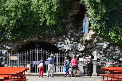 En la Gruta de Nuestra Señora de Lourdes se puede ver una imagen de la Virgen María, la escultura, a sus pies, de la pequeña Bernadette y las mayólicas que representan las apariciones.