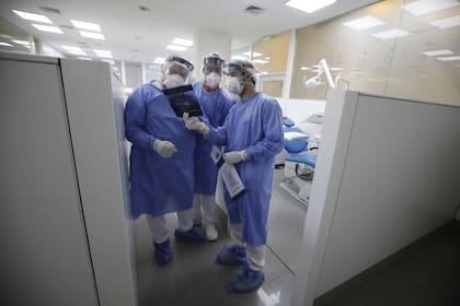 En la guardia de la Facultad de Odontología, los profesionales trabajan bajo estrictas normas de bioseguridad.