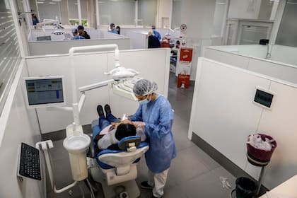 En la guardia odontológica del hospital universitario se resuelven en el momento consultas por dolor, caras hinchadas o hemorragias