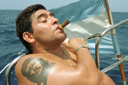 En la Habana, Cuba, en 2000, con el Che Guevara, un habano y la bandera argentina.