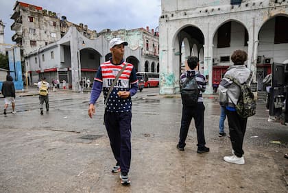 En La Habana, un hombre usa ropa en apoyo a Estados Unidos