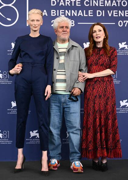 En La habitación de al lado, Almodovar toca un tema difícil: la eutanasia. "El personaje de Tilda Swinton toma una decisión y dice algo así como: 'El cáncer no me alcanzará si yo llego antes'. Ella encontrará una forma de llevarlo a cabo, pero es terrible porque, tanto a ella como a su amiga, que le ayudará en sus últimos días, las tratarán como delincuentes. Y es algo que me parece inadmisible, porque cada uno es dueño de su propia existencia", le explicó a los periodistas