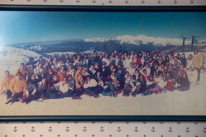 En la habitación de Axel aún se encuentra colgado en la pared la foto del viaje de egresados del joven