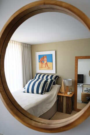 En la habitación de huéspedes, un espejo (Sentido), mesa de luz (Matiz) y una pintura, que el artista le regaló a Dotto. Los almohadones a rayas de los dos cuartos formaban parte de un camastro de Paraíso de mar, la mítica chara que el exmanager vendió en 2013. 