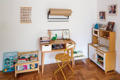 En la habitación de Toribio y Belisario predominan los juegos sin distinción de género. Como, por ejemplo, una cocinita de Ikea para que prepare sus platos preferidos