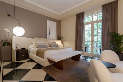 En la habitación principal, cuyos últimos usuarios (Garfunkel y Vannucci) dotaron de instalaciones con tecnología de alta gama, el estudio Jankovic | Fontanet ambientó el espacio con texturas y tonos neutros y la cama y el gran vestidor de madera con protagonistas indiscutibles de la “Suite de Reve”