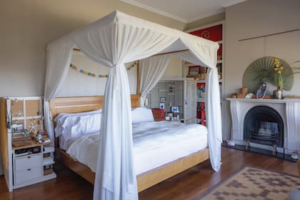 En la habitación principal, que mira al jardín y
al río, Eugenio logró un toque asiático, respetando siempre los preciados objetos de Soledad. En el respaldo de la cama, una bandera con oraciones budistas que trajeron de Nepal. Las mesas de luz son diseño de Eugenio