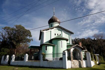 En la Iglesia Ortodoxa Rusa del Patriarcado de Moscú el templo y la cúpula de cobre acebollada reflejan la arquitectura eclesiástica tradicional del siglo XII ruso-bizantino.