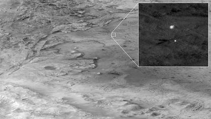 En la imagen amplificada se puede ver al Perseverance descendiendo al cráter Jazero con ayuda de un paracaídas