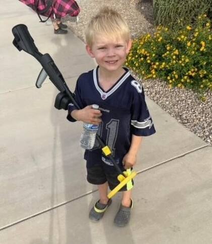 En la imagen, Brody y su detector de metales. El niño de 4 años encontró varios objetos y uno de ellos pertenecía a una familia, cuya historia es conmovedora. Captura: abc15.com