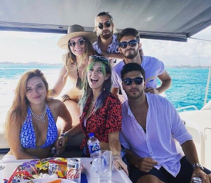 En la imagen compartida por Bella Thorne, Ruggero Pasquarelli posa junto al grupo para la foto