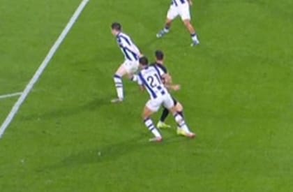 En la imagen de video no se advirte la posición adelantada de Lewandowski