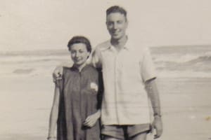 En la imagen, el coronel Larrabure camina por la playa junto a su esposa, años antes de ser secuestrado por el ERP