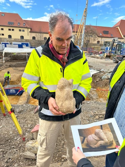 En la imagen, el Dr. Andreas Thiel sostiene la figura de piedra