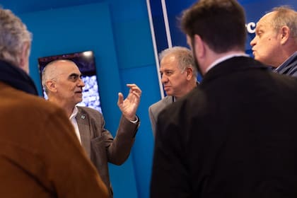 En la imagen: el presidente del Senasa, Pablo Cortese, el presidente del Inase, Claudio Dunan, y el presidente del INTA, Nicolás Bronzovich