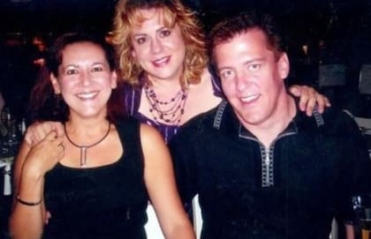 En la imagen está Bruce Pardo, acompañado de su exesposa, Sylvia Ortega, y una amiga de la familia